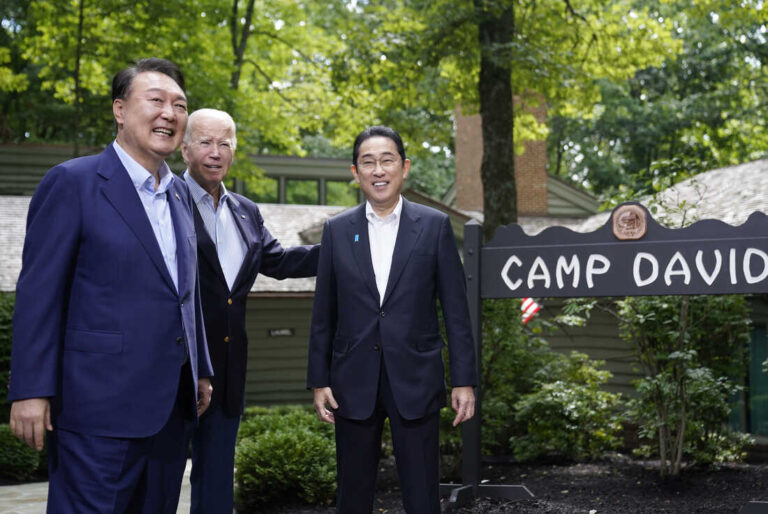 Estados Unidos, Japão e Coreia do Sul estabelecem os Princípios de Camp David
